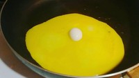 Telur buatan netizen ini terbalik. Kuning telurnya jauh lebih banyak dibandingkan dengan putih telurnya yang hanya setitik. Foto: Twitter