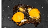 Ini bukti kegagalan netizen saat membuat telur mata sapi. Putih telur yang dimasak tampak gosong, sehingga tak bisa dimakan. Foto: Twitter
