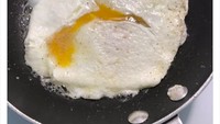 Ada yang tak kalah menyedihkan, tampil niat hati ingin membentuk karakter wajah seseorang dengan dua telur kuning, tapi hasil akhirnya malah menyeramkan. Foto: Twitter