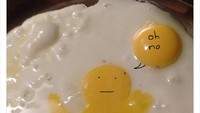 Netizen ini menggunakan kuning telur lebih dari satu. Bentuknya ada yang menyerupai poret manusia, dengan dua tangan. Foto: Twitter