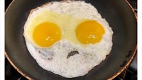 Telur mata sapi ini mirip seperti alien. Dengan dua kuning telur sebagai mata dan di lapisan putih telur ada lubang yang seperti menggambarkan mulut. Foto: Twitter