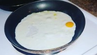 Netizen ini membagikan pengalaman kala memasak telur mata sapi di wajan antilengket. Anehnya, putih telur banyak, sementara telur kuningnya hanya sedikit. Foto: Twitter