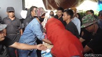 Ketua Panitia Kegiatan, Hendrik, mengatakan tradisi mangaro merupakan merupakan salah satu simbol penghormatan sanak keluarga kepada kerabat yang telah meninggal.   