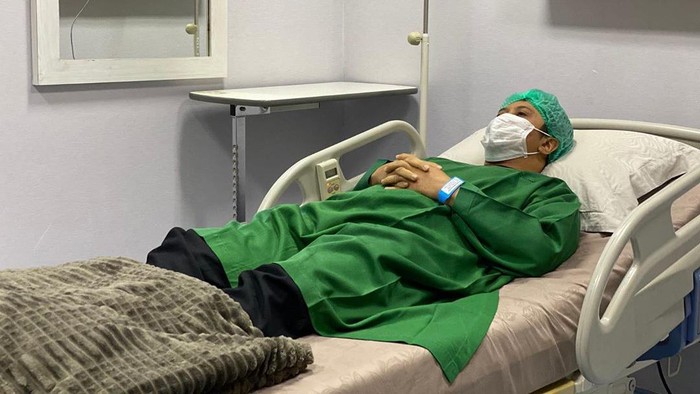 Ustaz Yusuf Mansur Ustaz Yusuf Mansur terbaring di RS karena sakit.