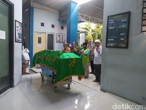 Begini Suasana Salat Jenazah Plt Bupati Sidoarjo yang Meninggal COVID-19