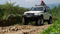 Ada cara tak biasa menikmati kopi langsung dari kebunnya. Itulah yang detikcom rasakan ketika harus menjelajahi wilayah pegunungan Banjarnegara dengan naik jeep demi segelas kopi senggani. (Foto: Uje Hartono/detikcom)