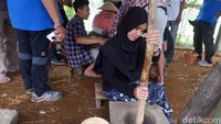 Salah satu wisatawan Ariski Febrianti mengatakan, wisata ngopi on the jeep merupakan pengalaman yang tak terlupakan. Selain dapat mengjui adrenaline, juga mendapatkan pengetahuan tentang kopi. (Foto: Uje Hartono/detikcom)