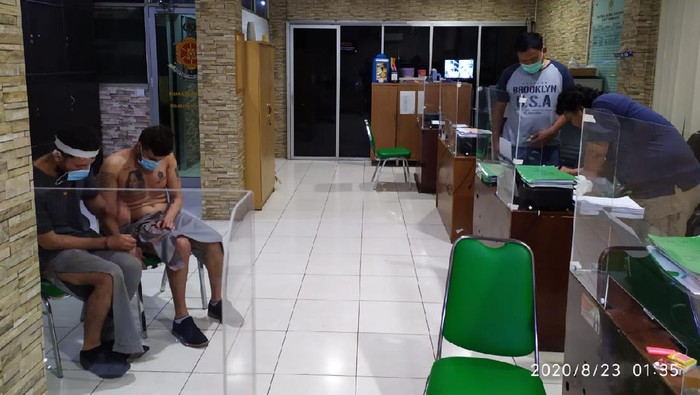 2 WN Iran di Bekasi dihajar massa usai hipnotis dan curi uang penjaga konter hp