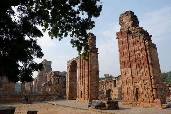 Agrasen Ki Baoli dan Qutub Minar di New Delhi, India