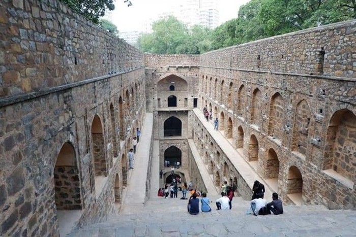 Agrasen Ki Baoli dan Qutub Minar di New Delhi, India