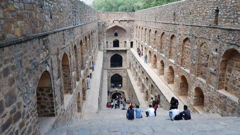 Agrasen Ki Baoli dan Qutub Minar di New Delhi Agrasen Ki Baoli dan Qutub Minar di New Delhi, India