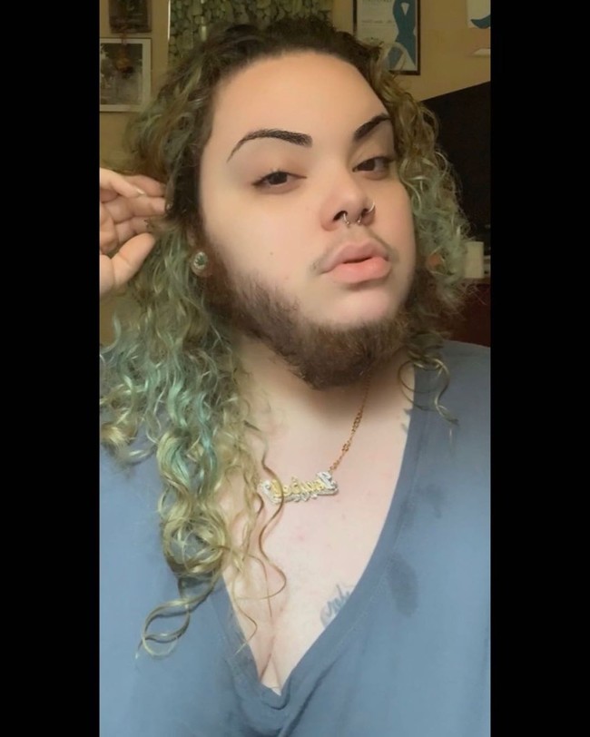 Alma Torres bukanlah seorang pria atau transgender. Dia adalah wanita tulen asal New York yang punya gangguan hormon polycystic ovary syndrome atau PCOS.  Foto: dok. Instagram