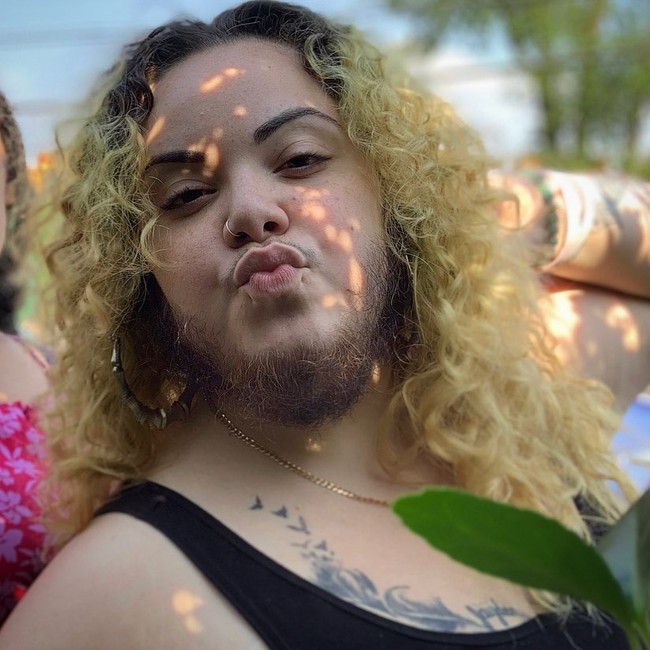 Banyak orang yang mengambil foto dirinya secara diam-diam. Alma pun menyadari hal tersebut, namun dia tidak peduli dengan anggapan orang tentang dirinya.  Foto: dok. Instagram