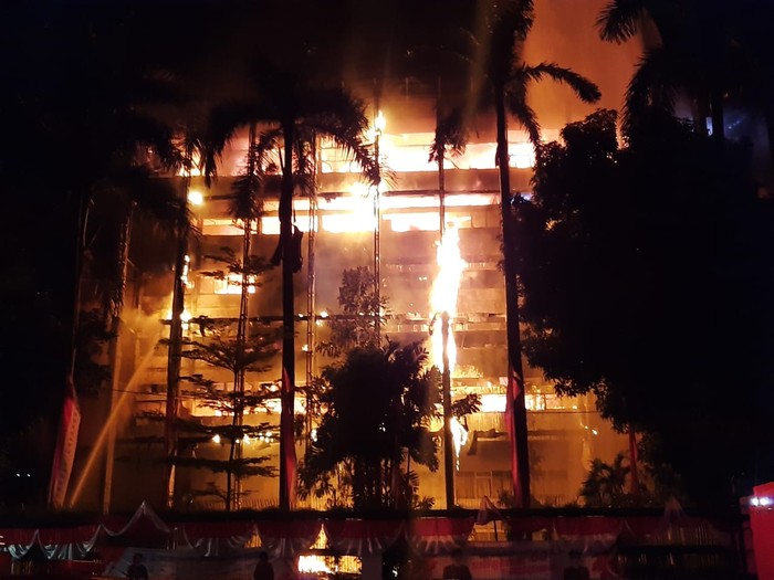 Api Mulai Menjalar ke Sisi Gedung Kejagung