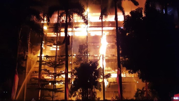 Api Mulai Menjalar ke Sisi Gedung Kejagung