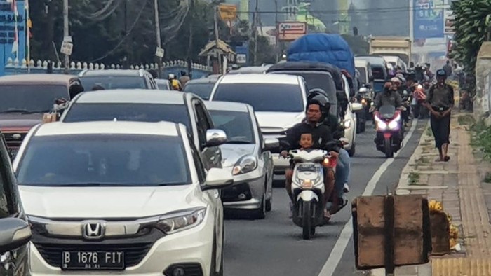 Arus lalu lintas di Puncak, Bogor, Jawa Barat menjelang sore
