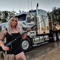 Wanita 28 tahun itu telah menyetir truk sejak usianya 18 tahun. Sejak dua tahun silam, Blayze sudah tak lagi mengendarai truk.  Foto: dok. Instagram