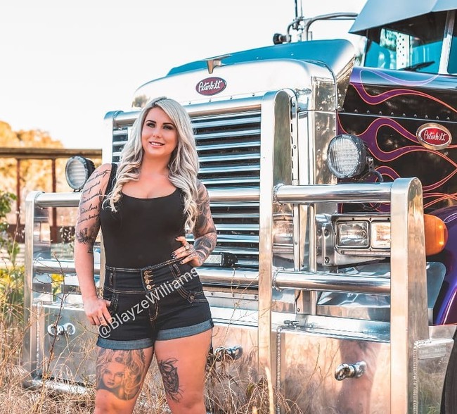 Inilah penampilan supir truk paling seksi di dunia. Ya, wanita bernama Blayze Williams itu mendapatkan julukan tersebut karena profesinya yang unik, namun penampilannya yang sensual saat menyetir truk.  Foto: dok. Instagram