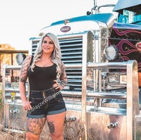 Inilah penampilan supir truk paling seksi di dunia. Ya, wanita bernama Blayze Williams itu mendapatkan julukan tersebut karena profesinya yang unik, namun penampilannya yang sensual saat menyetir truk.  Foto: dok. Instagram