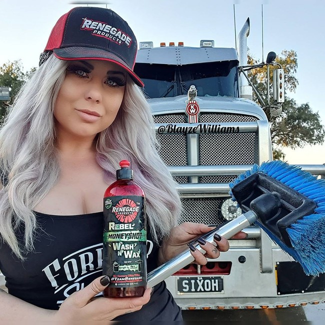 Di tahun 2018, Blayze mengalami cedera hingga kakinya patah. Aku mengendarai truk 10 sama 13 jam sehari, tapi lalu kakiku patah dan berakhir cedera selama 16 bulan karena tidak sembuh dengan baik, ujar wanita asal Adelaide itu, seperti dikutip dari Yahoo Australia.  Foto: dok. Instagram