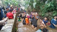 Terlihat anak-anak di Tegal Panjang Lingkungan Sikuraja, Kelurahan Linggasari, Ciamis, ini terlihat asyik mencari ikan di saluran irigasi yang telah dibendung, Minggu (23/8) (Dadang Hermansyah/detikTravel)