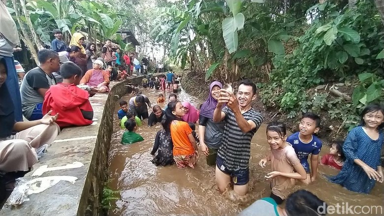 Ciamis Ngobeng ikan di Ciamis.