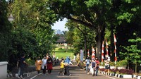 Sedikitnya empat ribu wisatawan domestik mengisi libur panjang akhir pekan dengan berwisata ke Kebun Raya Bogor dengan pembatasan jumlah pengunjung hingga 50 persen dari hari normal di saat pandemi COVID-19. ANTARA FOTO/Arif Firmansyah.