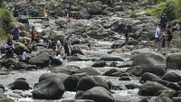 Wisatawan bermain di Sungai Cileueur Kawasan Wisata Cadas Ngampar, Desa Gunungsari, Kecamatan Sadananya, Kabupaten Ciamis, Jawa Barat, Sabtu (22/8/2020). ANTARA FOTO/Adeng Bustomi.