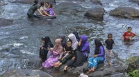 Destinasi wisata alam cadas ngampar yang dikelola oleh Badan Usaha Milik Desa (BUMDes) Gunungsari, menyajikan air sungai yang jernih dari kaki gunung sawal dan hamparan bebatuan besar. ANTARA FOTO/Adeng Bustomi.