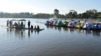 Wisatawan menyewa jasa perahu rakit di kawasan Situ Bagendit, Banyuresmi, Kabupaten Garut, Jawa Barat, Jumat (21/8/2020). ANTARA FOTO/Candra Yanuarsyah.