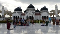 Wisatawan berkunjung ke Masjid Raya Baiturrahman di Banda Aceh, Aceh, Jumat (21/8/2020). ANTARA FOTO/Ampelsa.