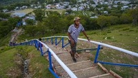 Seorang pengunjung berjalan menaiki tangga di kawasan wisata Tangga Seribu di Desa Balane, Kabupaten Sigi, Sulawesi Tengah, Jumat (21/8/2020). ANTARA FOTO/Basri Marzuki.