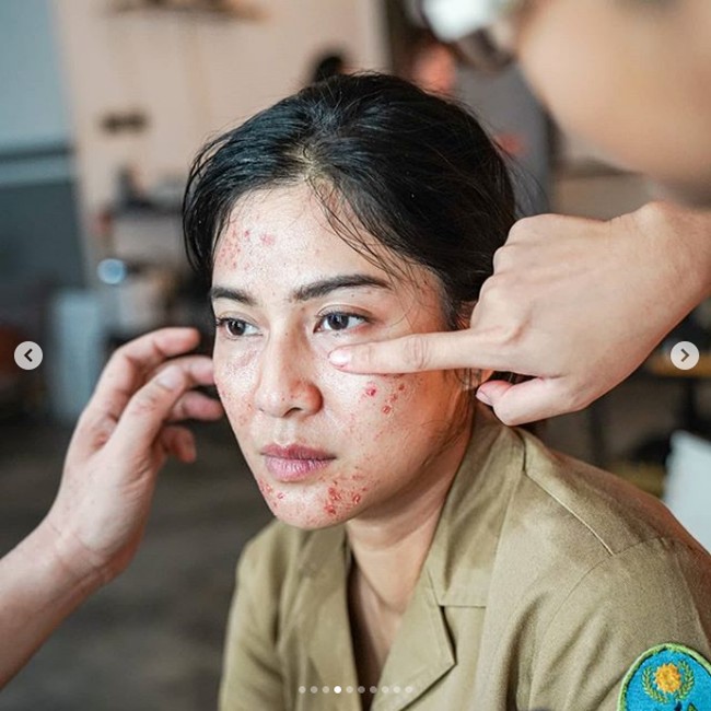 Ada yang nanya itu si Dian di film terakhirnya lagi jerawatan ya? Hehehe.. itu make up karakter, begitu Dian Sastrowardoyo menulis di Instagramnya pada Sabtu (22/8/2020). Foto: Armαn Febryαn via Instagram @therealdisastr.