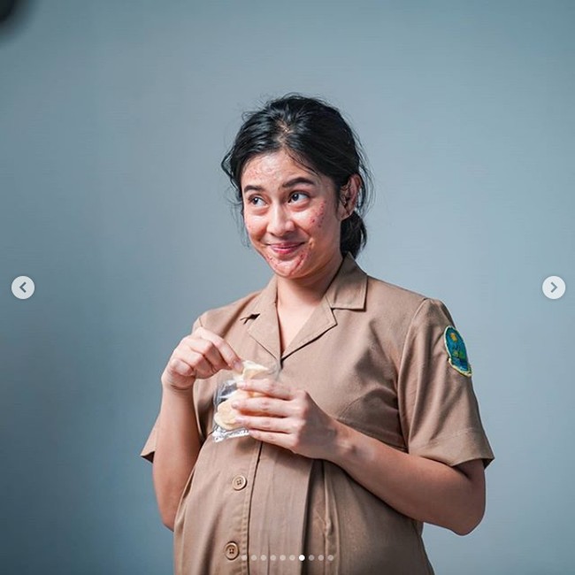 Dian Sastrowardoyo pun memperkenalkan makeup artist yang membuat wajah berjerawatnya tampak meyakinkan padahal sebenarnya hanya makeup. Namanya adalah Darwyn Tse. ini dia maestronya make up special effects @darwyn.tse dan team. Salah satu dari sekian orang orang hebat yang saya bersyukur banget bisa kerja bareng di project #GuruGuruGokil #CrazyAwesomeTeachers #BuNir #BuNirmala, tulis Dian. Foto: Armαn Febryαn via Instagram @therealdisastr.