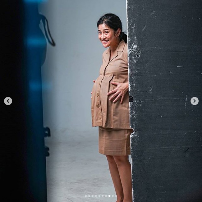 Dalam film Guru Guru Gokil yang tengah tayang di Netflix itu, Dian Sastrowardoyo berperan sebagai Bu Nirmala, guru yang sedang hamil. Menurut Dian sosok Bu Nirmala bukan pemeran utama dalam film tersebut. Karena dia juga bekerja sebagai produser, aktris 38 tahun itu memilih menjadi pemeran pendukung saja. Foto: Armαn Febryαn via Instagram @therealdisastr.