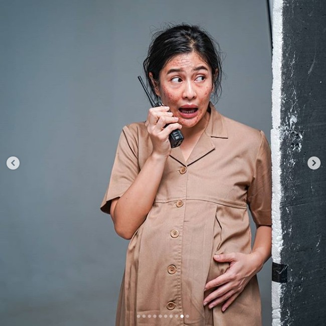 Dian Sastrowardoyo tampil dengan wajah berjerawat untuk memerankan karakter Bu Nirmala di serial yang dibintangi dan diproduserinya yaitu Guru Guru Gokil. Foto: Armαn Febryαn via Instagram @therealdisastr.