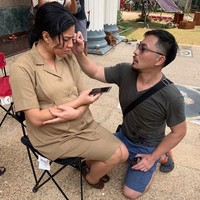 Makeup artist Darwyn Tse mengungkap bagaimana tantangannya membuat Dian Sastrowardoyo tampil jadi tidak terlalu cantik di film Guru Guru Gokil. Kata Darwin segala cara dia lakukan, mulai dari membuat Dian tampak berjerawat, berkeringat dan daki. Bahkan giginya kita selipkan cabe beneran ya kak @samsimtak utk berubah jadi bu Nirmala, tulisnya di Instagram. Foto: Instagram Darwyn Tse.