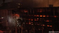 Pantauan detikcom di Gedung Kejaksaan Agung, Jalan Sultan Hasanudin Dalam Nomor 1 Kelurahan Keramat Pela, Kecamatan Kebayoran Baru, Jakarta Selatan, pukul 00.48 WIB, kobaran api masih terlihat.