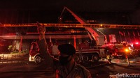Sebelumnya, kantor Kejaksaan Agung yang ada di Jalan Sultan Hasanuddin, Kebayoran Baru itu terbakar pada pukul 19.10 WIB. Petugas pemadam kebakaran mengirim sedikitnya 40 unit pemadam untuk menjinakkan si jago merah.