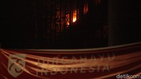 Sekitar pukul 22.30 kebakaran di Gedung Kejaksaan Agung sempat terkendali, namun api dan asap tebal masih mengepul di beberapa sisi gedung dan terus menjalar.