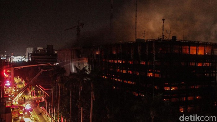 Kantor Kejaksaan Agung, Jalan Sultan Hasanuddin, Jakrta Selatan Terbakar, berikut foto-fotonya.