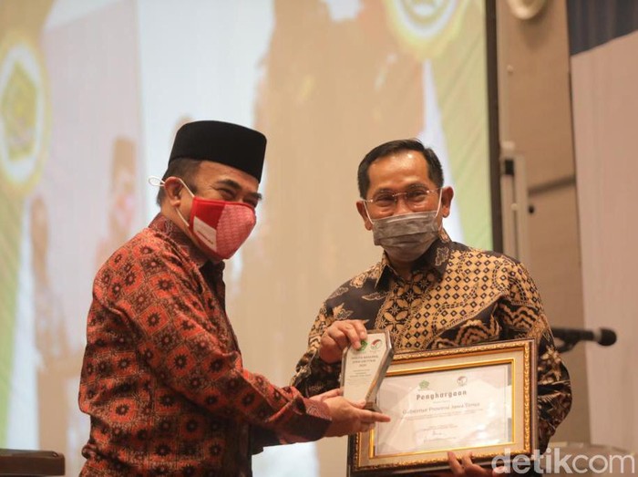 Gabungkan Pendekatan Sains dan Spiritual Lawan COVID-19, Khofifah Terima Penghargaan dari Kemenag