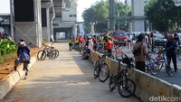 Sebagian warga yang datang merupakan pesepeda. Mereka berhenti sejenak sebelum melanjutkan aktivitas olahraga di kawasan tersebut.
