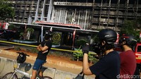 Warga berfoto-foto di depan gedung Kejagung yang hangus dilalap api.