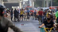 Warga menyaksikan dari seberang gedung Kejagung.