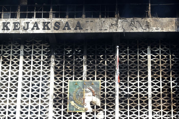 Kebakaran Gedung Kejagung telah berhasil dipadamkan, Minggu (23/8/2020). Kini gedung yang telah hangus itu menjadi tontonan warga.