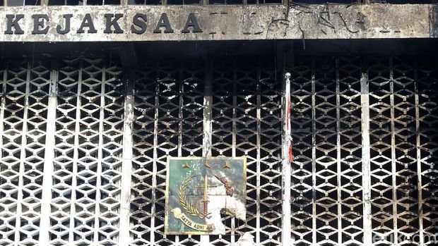 Kebakaran Gedung Kejagung telah berhasil dipadamkan, Minggu (23/8/2020). Kini gedung yang telah hangus itu menjadi tontonan warga.