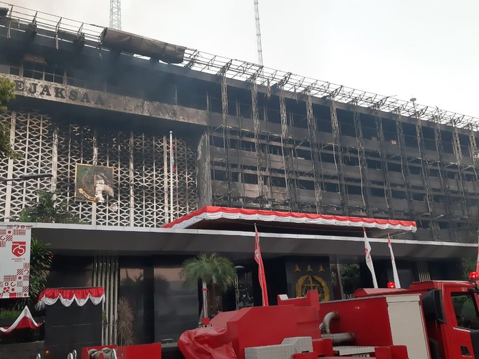 Gedung Kejaung Padam Setelah 11 Jam Terbakar