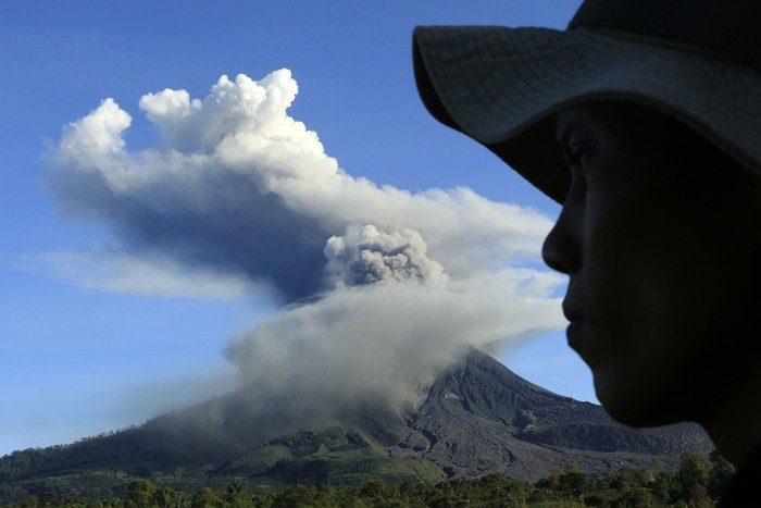 Gunung Sinabung menyemburkan material vulkanik saat erupsi di Desa Tiga Pancur, Karo, Sumatera Utara, Minggu (23/8/2020). Pusat Vulkanologi dan Mitigasi Bencana Geologi (PVMBG) menyatakan Gunung Sinabung berstatus level III atau siaga dan meminta masyarakat untuk tidak melakukan aktivitas di desa yang telah direlokasi. ANTARAFOTO/Edy Regar/Lmo/foc.