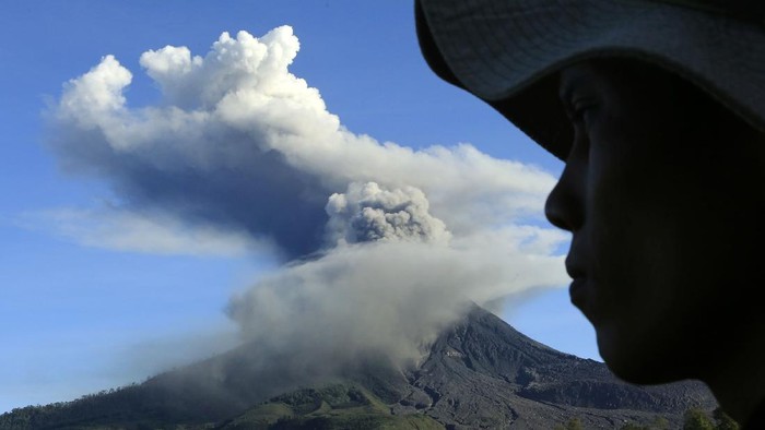 Gunung Sinabung menyemburkan material vulkanik saat erupsi di Desa Tiga Pancur, Karo, Sumatera Utara, Minggu (23/8/2020). Pusat Vulkanologi dan Mitigasi Bencana Geologi (PVMBG) menyatakan Gunung Sinabung berstatus level III atau siaga dan meminta masyarakat untuk tidak melakukan aktivitas di desa yang telah direlokasi.  ANTARAFOTO/Edy Regar/Lmo/foc.